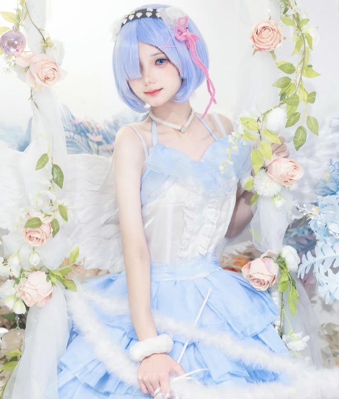 ảnh rem cosplay tóc ngắn đáng yêu