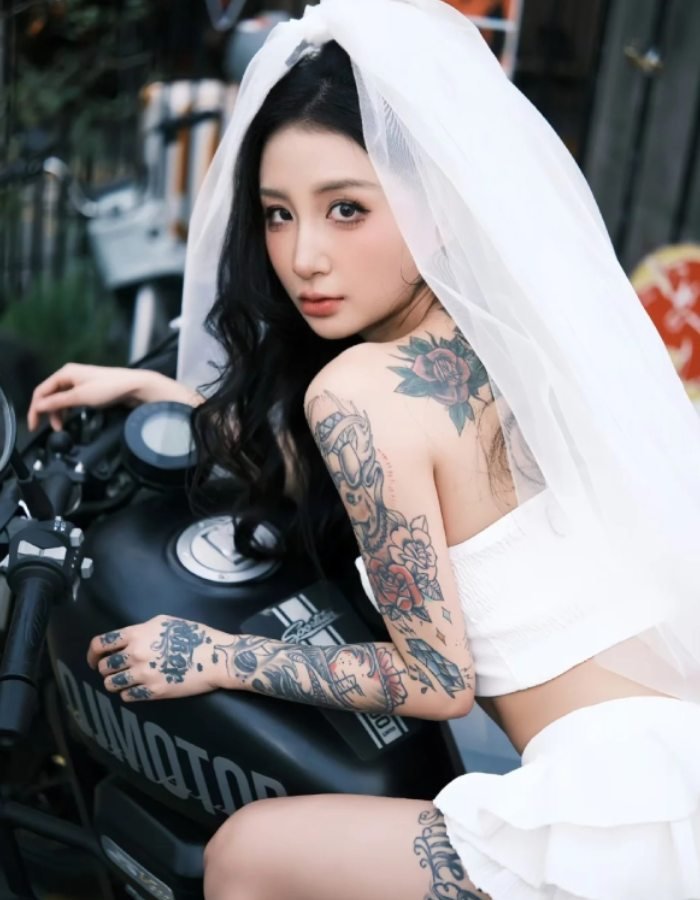 ánh sáng nét hình gái xinh xăm mình