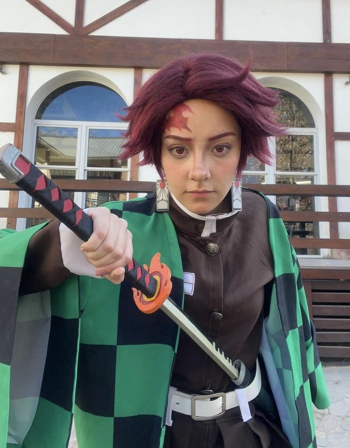 ảnh tanjiro cosplay ánh mắt sáng