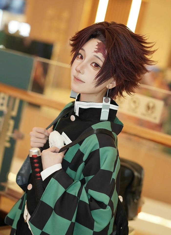 ảnh tanjiro cosplay dáng đứng ngầu