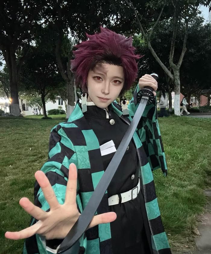 ảnh tanjiro cosplay khuôn mặt sáng