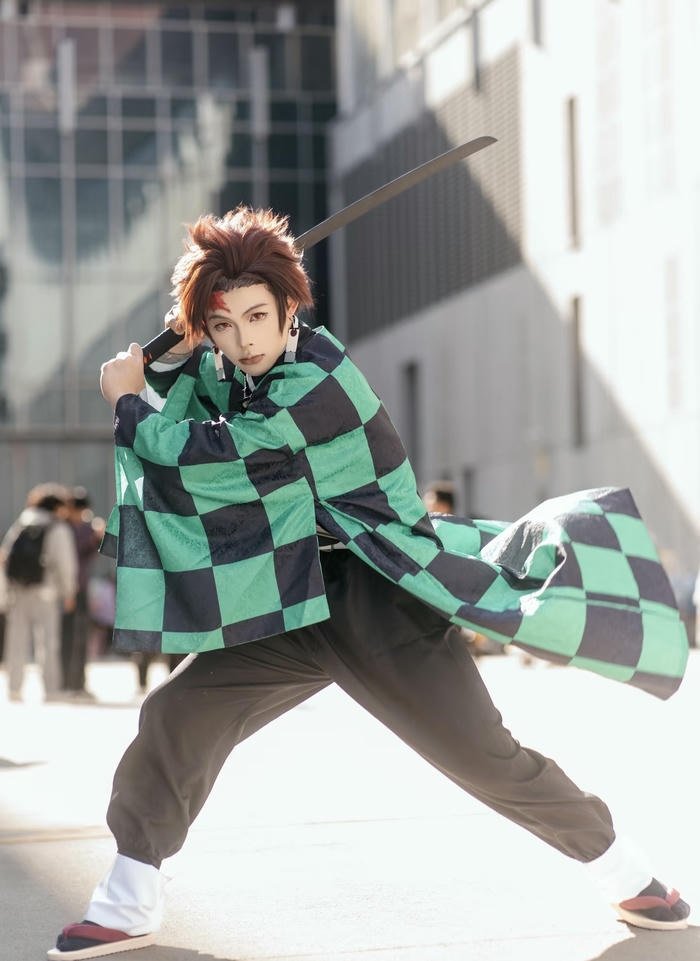 ảnh tanjiro cosplay nét trai trẻ
