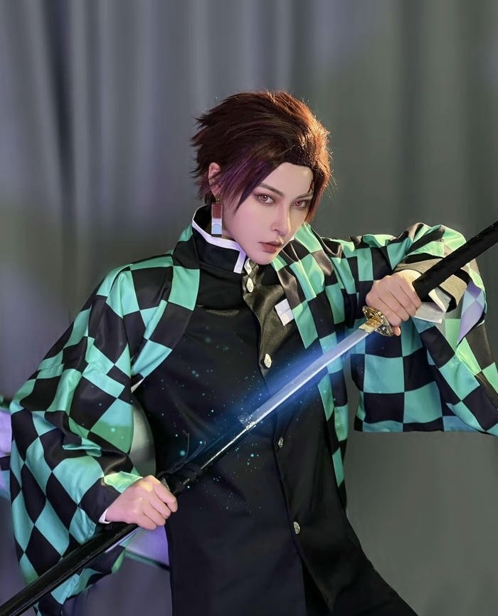ảnh tanjiro cosplay tóc gọn gàng