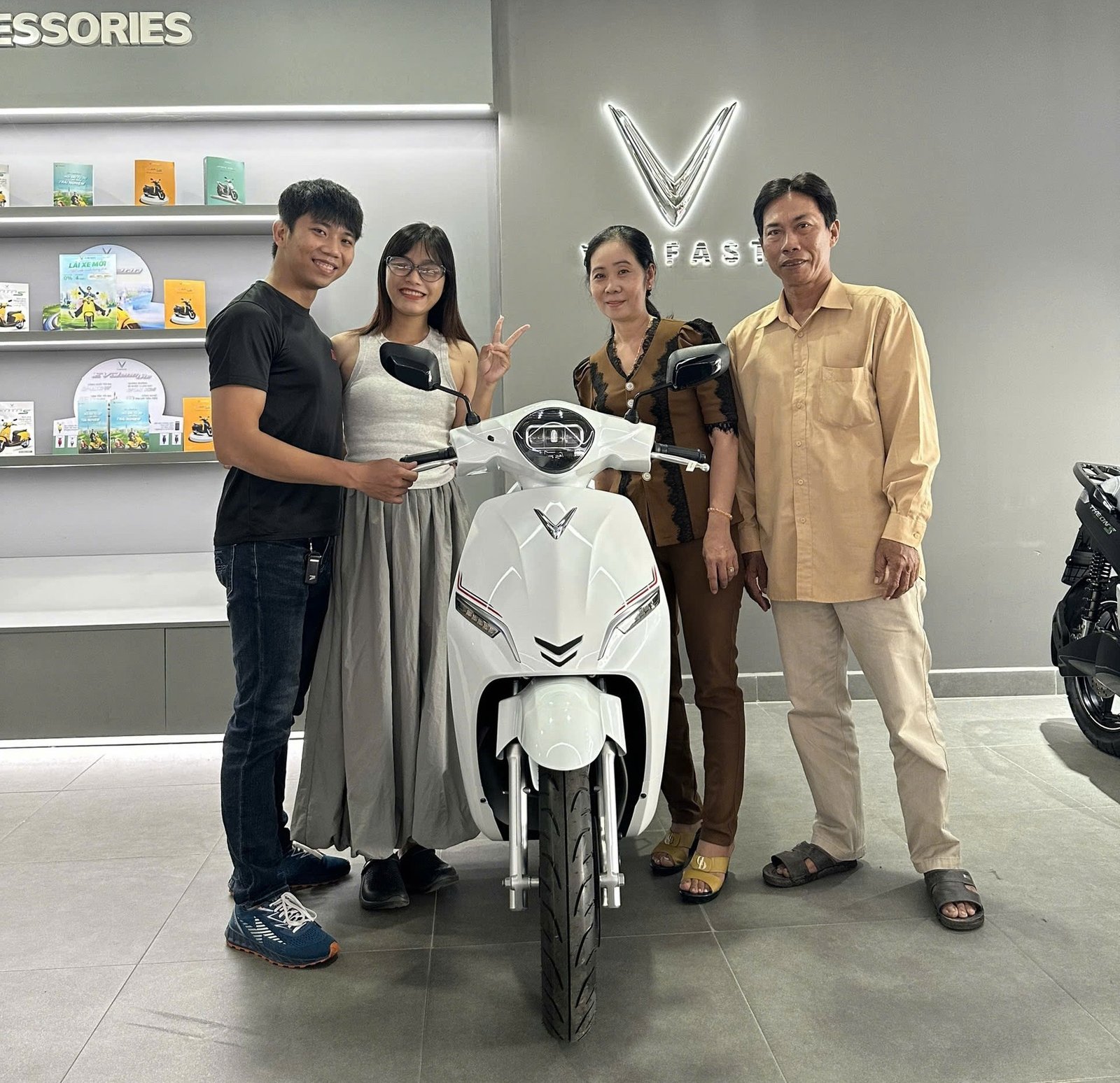 Anh Thanh Sơn bên chiếc xe máy điện VinFast Feliz S thay thế xe xăng