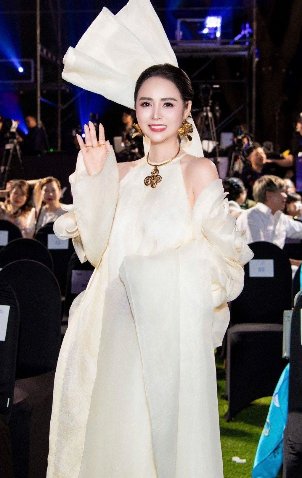 Áo dài cách điệu tôn vinh vẻ đẹp tuổi thanh xuân trong bộ sưu tập The Queen