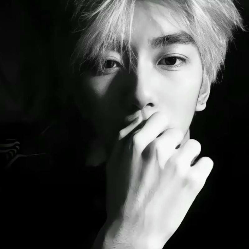 avatar đen trắng mang cảm xúc trầm