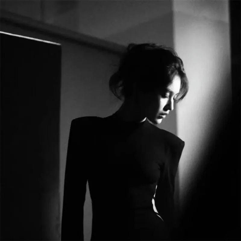 avatar đen trắng phong cách tối giản