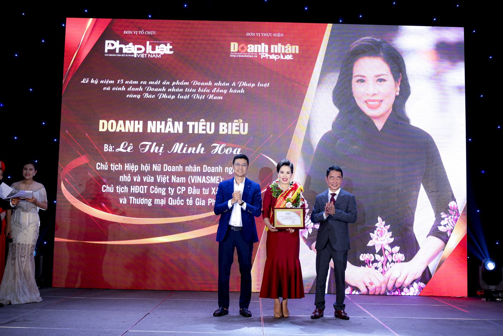 Bà Lê Thị Minh Hoa, chủ tịch hiệp hội nữ doanh nhân, nhận giấy chứng nhận doanh nhân tiêu biểu từ Báo Pháp luật Việt Nam.