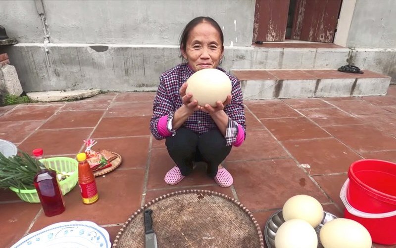 Bà Tân Vlog nhận nút vàng YouTube