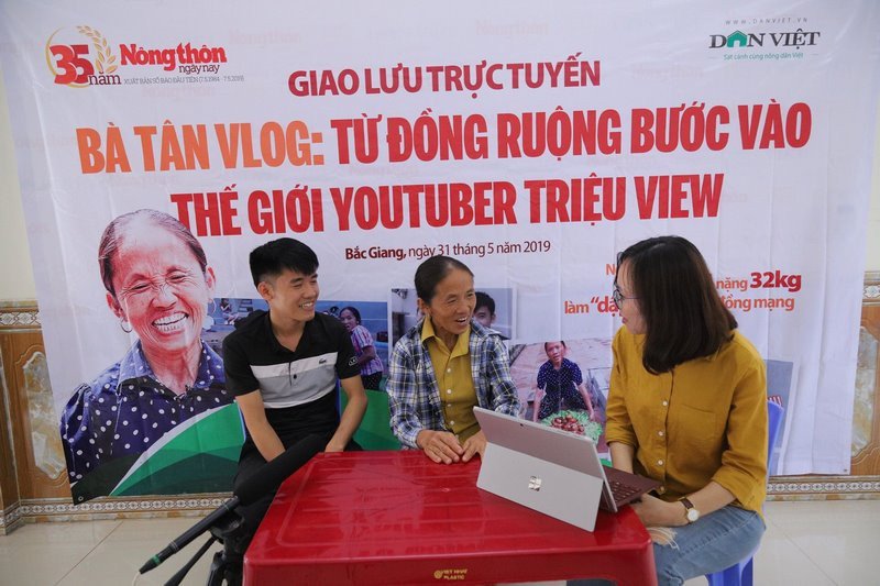 Bà Tân Vlog và con trai Hưng Vlog
