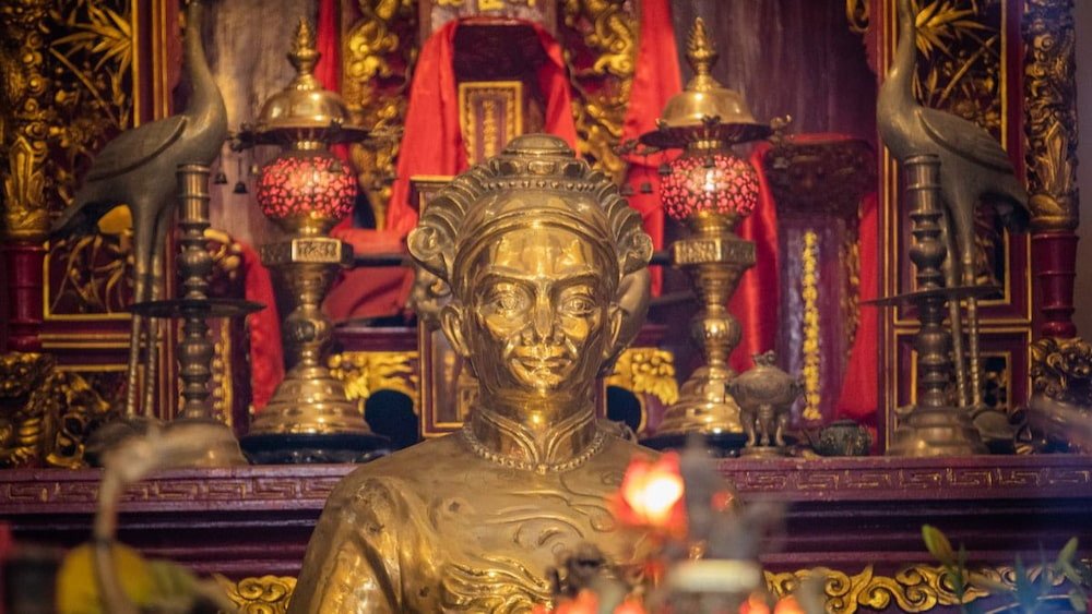 Bàn thờ Tả quân Lê Văn Duyệt, người anh hùng được thờ phụng tại Lăng Ông Bà Chiểu.