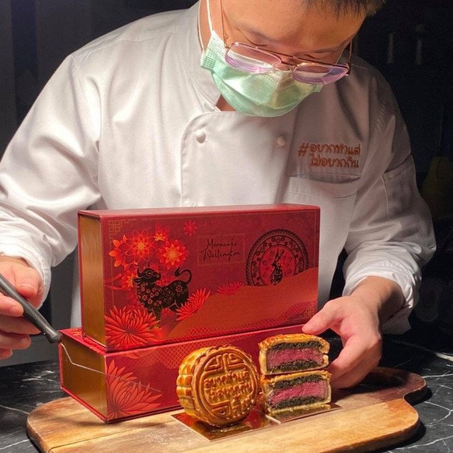 Bánh Trung thu nhân bò Wellington với vỏ ngoài không quá đặc biệt nhưng nhân bên trong độc đáo, tinh tế