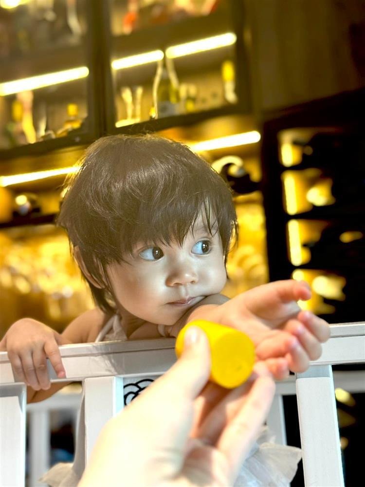 Bảo Anh hạnh phúc bên con gái Misumi đáng yêu