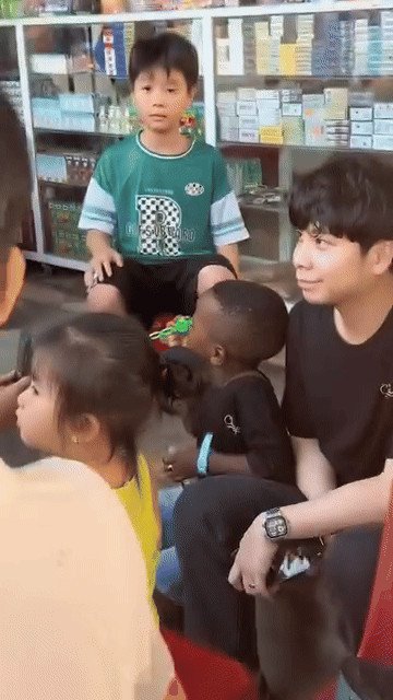 Bé Lôi Con vui vẻ thổi bong bóng giữa vòng vây của người hâm mộ