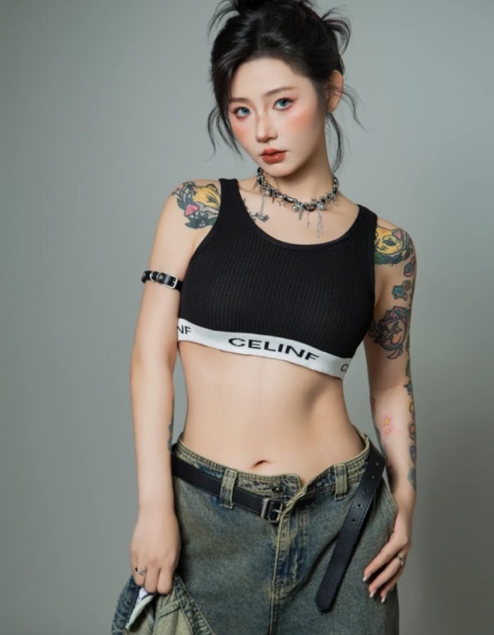 biểu cảm ảnh gái xinh xăm mình cuốn