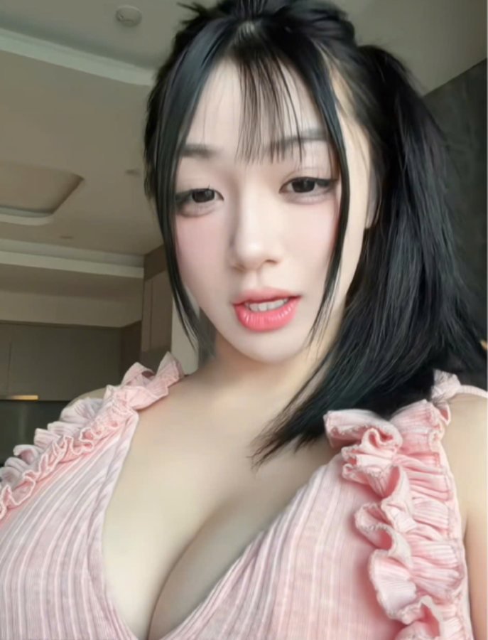 biểu cảm tự nhiên của ảnh Trần Hà Linh