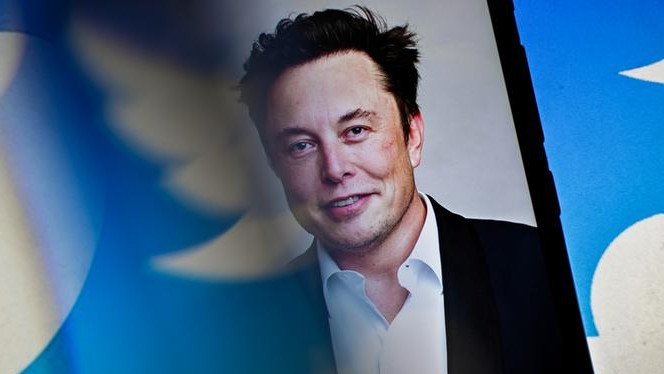 Biểu đồ thể hiện sự sụt giảm tài sản của Elon Musk liên quan giá cổ phiếu Tesla