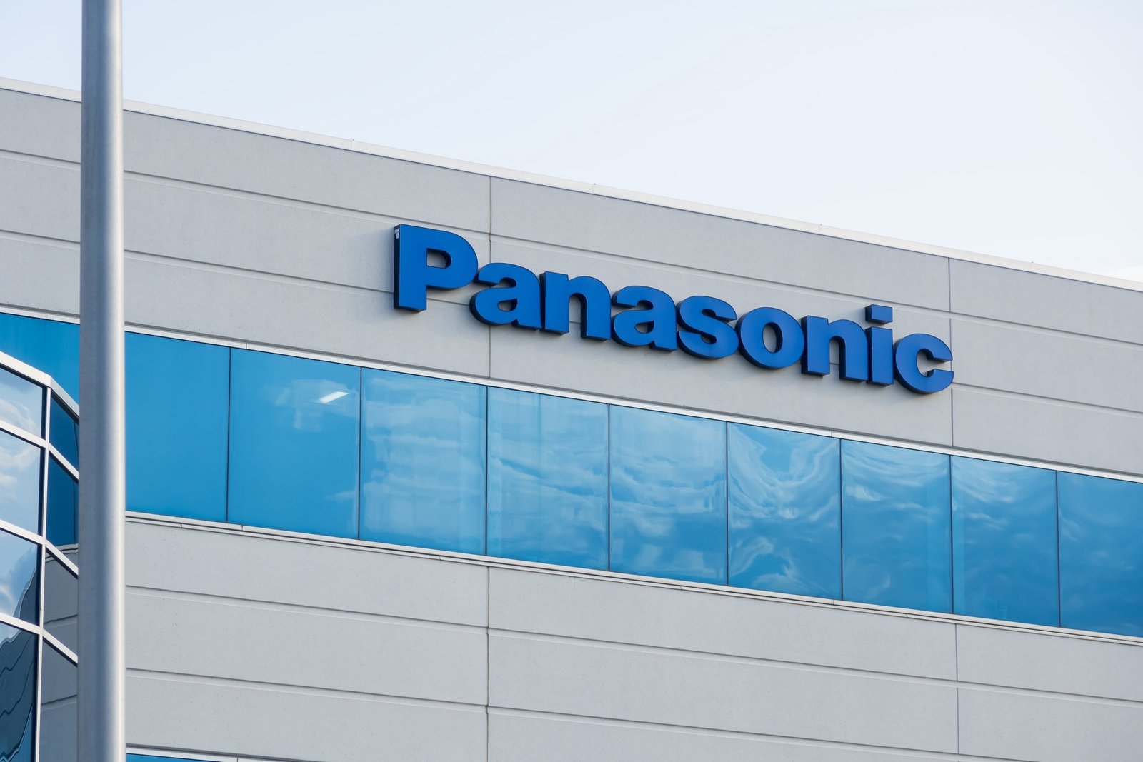 Biểu tượng tập đoàn điện tử Panasonic trong bối cảnh tái cấu trúc và cắt giảm nhân sự
