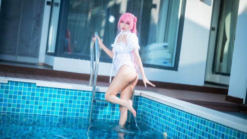 bikini gợi cảm xuất hiện giữa nắng biển