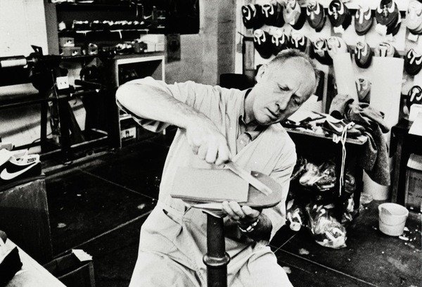 Bill Bowerman, đồng sáng lập và nhà sáng tạo giày đột phá của Nike