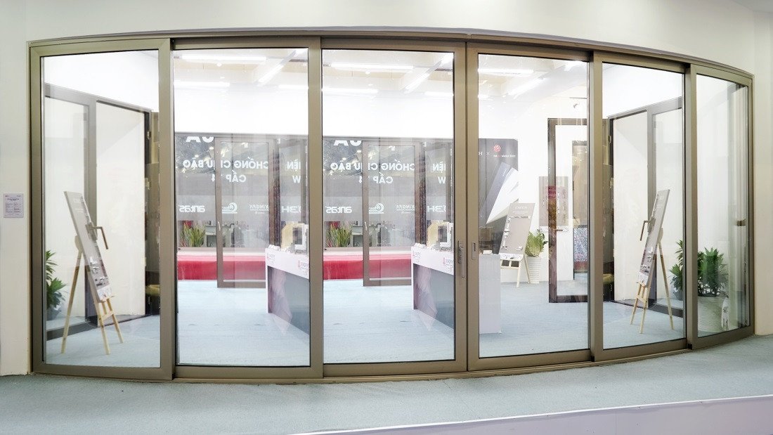 Bộ cửa lùa uốn cong nhôm Xingfa hệ Class A tại triển lãm Vietbuild