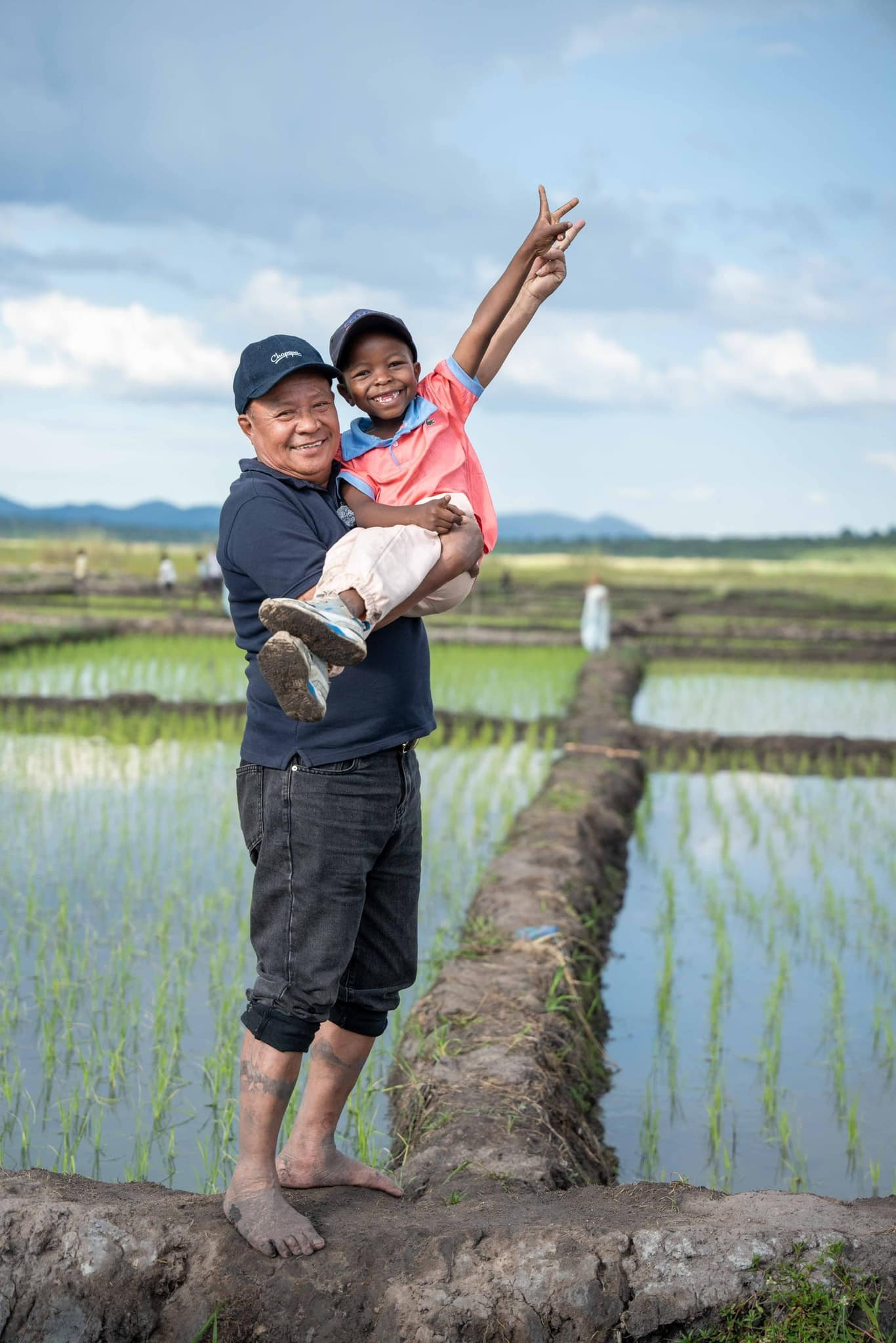 Bố của Quang Linh Vlog vui vẻ nấu ăn cho Lôi Con và mọi người tại Angola