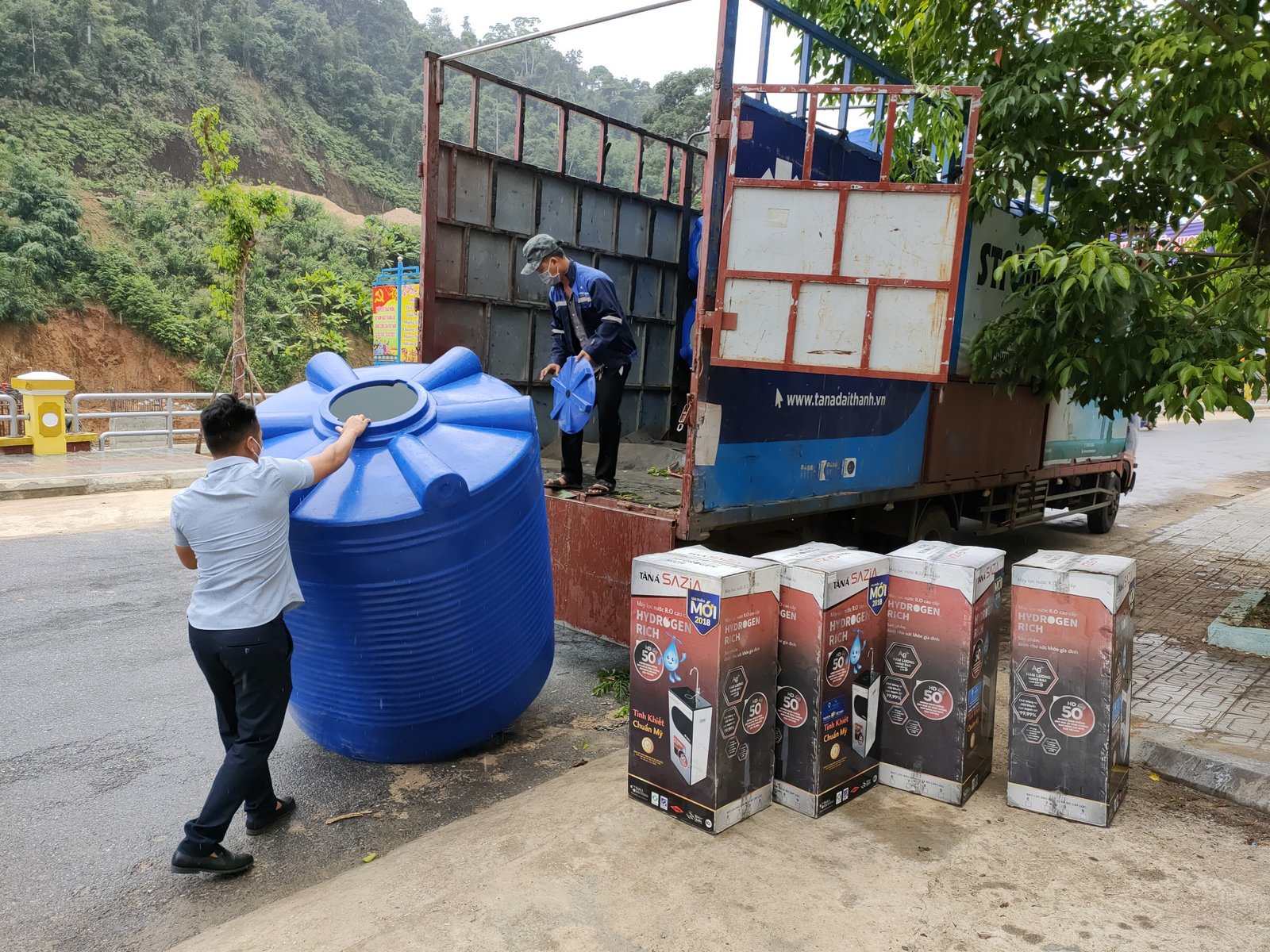 Bồn nước và máy lọc nước Tân Á Đại Thành chuẩn bị trao tặng trường học vùng cao