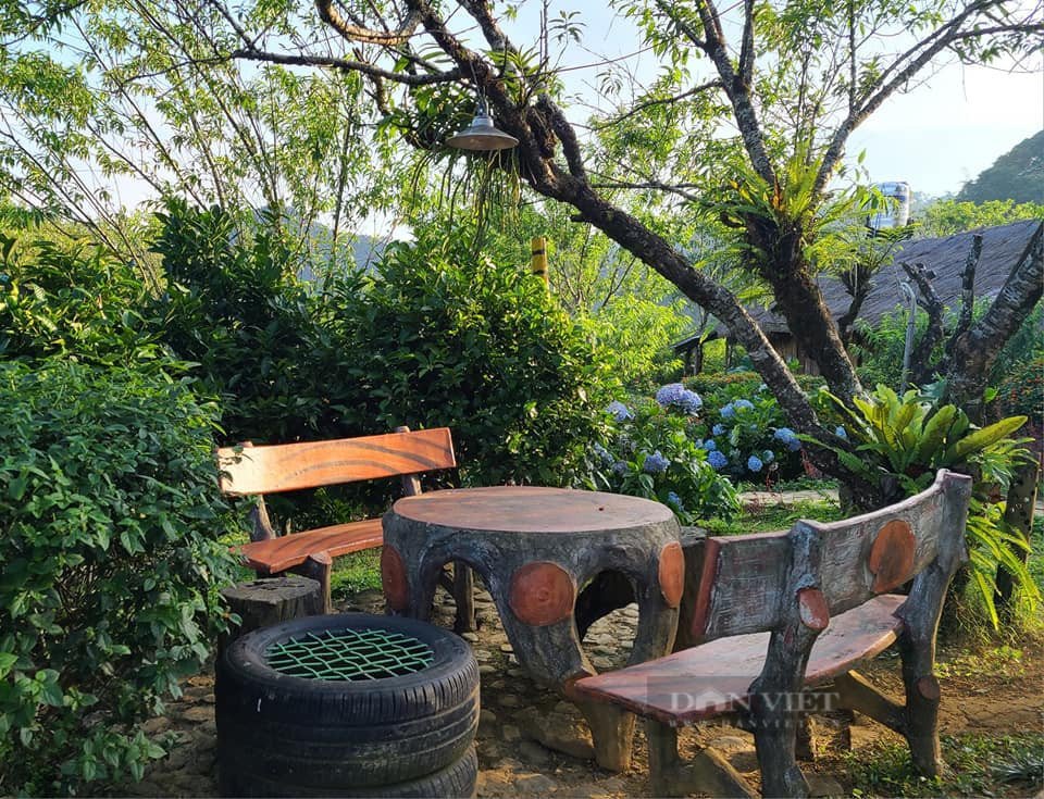 Bữa ăn truyền thống với các món ăn dân dã của người Mông được chuẩn bị tại homestay A Páo