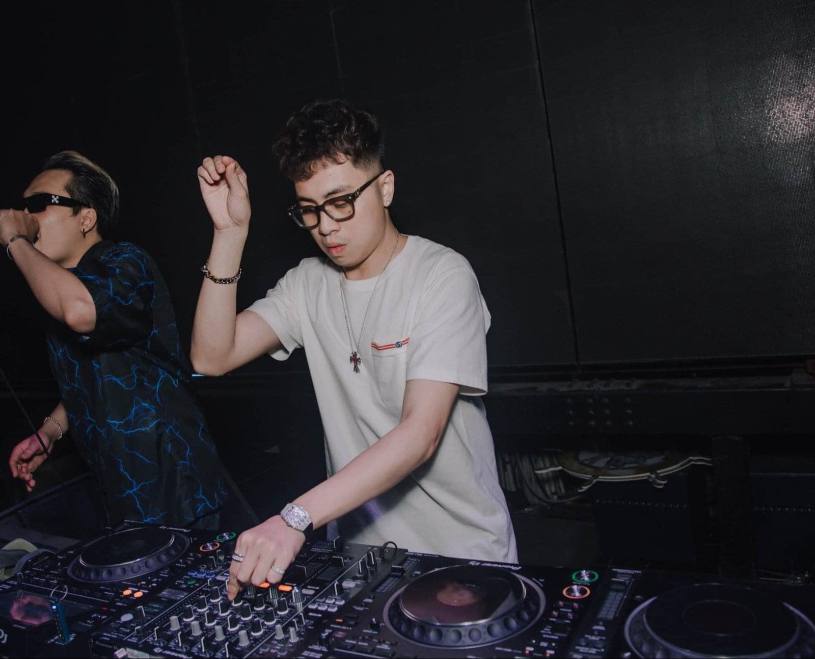 Bức ảnh DJ Thái Hoàng là ai: Trình diễn tạo không khí cuồng nhiệt tại quán bar