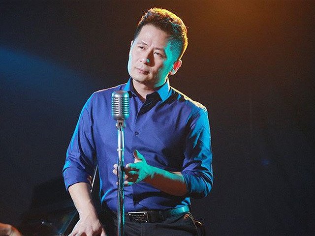 ca sĩ Bằng Kiều trên sân khấu biểu diễn