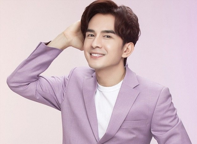 Ca sĩ Đan Trường, biểu tượng âm nhạc Việt Nam với phong cách trẻ trung, dù đã ở tuổi tứ tuần.