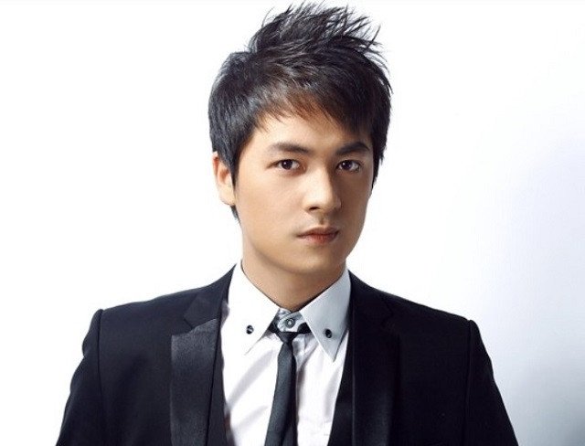 Ca sĩ Đăng Khôi trên sân khấu, thể hiện tài năng âm nhạc và phong thái cuốn hút.