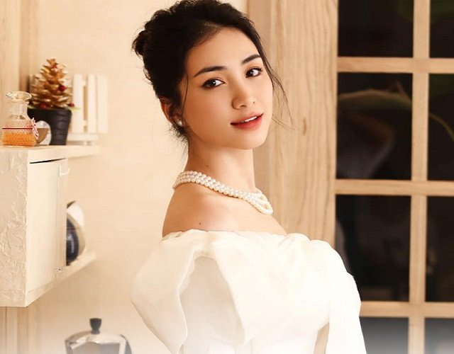 Ca sĩ Hòa Minzy trên sân khấu