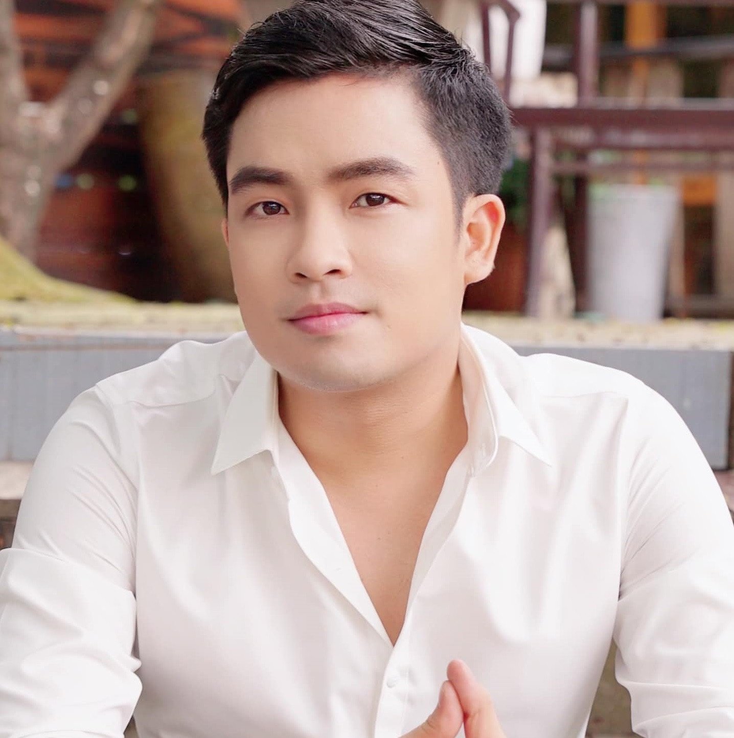 Ca sĩ Thiên Quang trên sân khấu, biểu tượng của dòng nhạc bolero