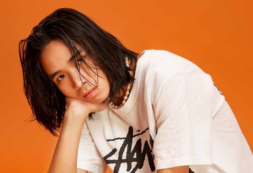 Ca sĩ Thịnh Suy với cây đàn guitar