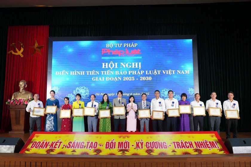 Các chuyên gia công nghệ ô tô nhận giải thưởng đổi mới