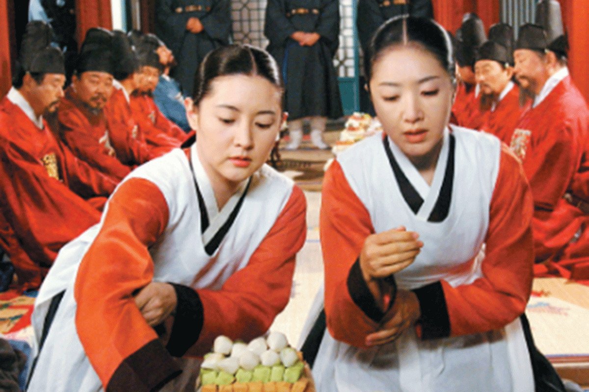 Các cung nữ Gungnyeo trong triều đình Joseon đang thực hiện nhiệm vụ