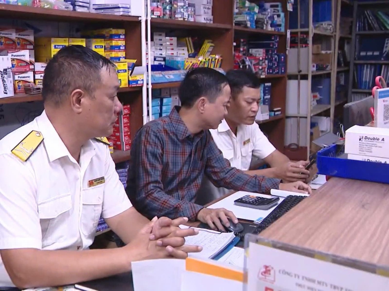 Cán bộ Chi cục Thuế khu vực III làm việc, đồng hành hỗ trợ doanh nghiệp phát triển sản xuất kinh doanh