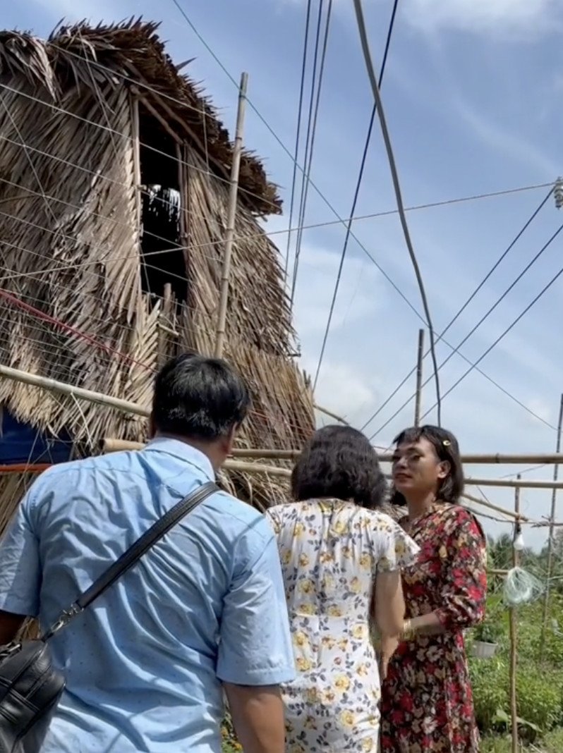 Căn nhà lá 2 tầng độc đáo của vợ chồng Tủn Cùi Bắp