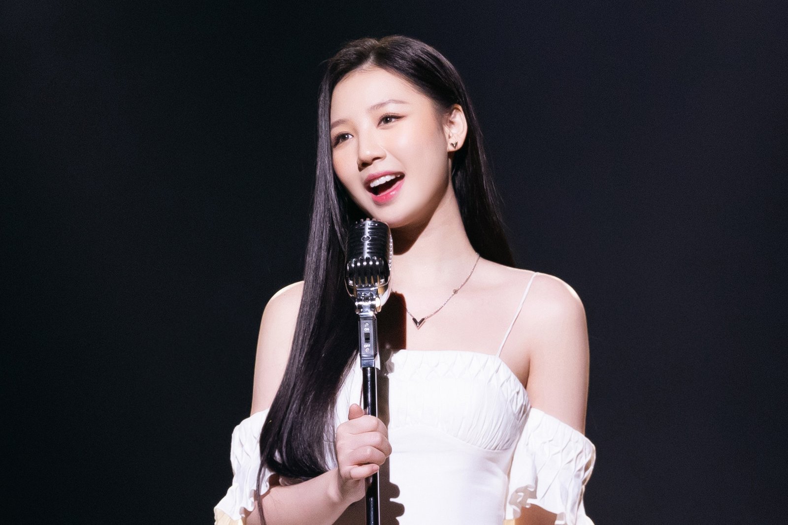 Chân dung ca sĩ Amee rạng rỡ