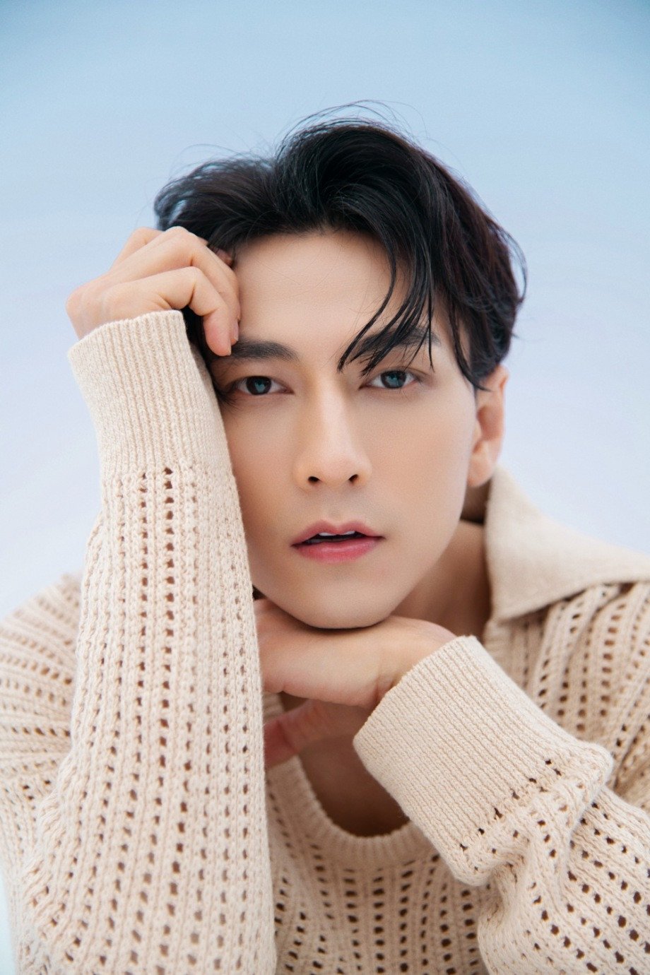 Chân dung ca sĩ Isaac điển trai, thu hút