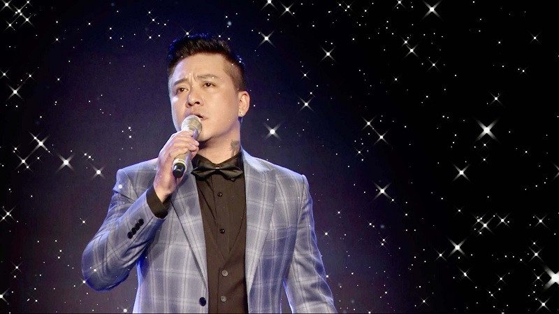 Chân dung ca sĩ Tuấn Hưng phong cách lịch lãm