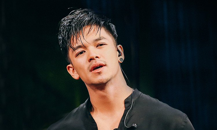 Chân dung Trọng Hiếu với phong thái tự tin và năng động