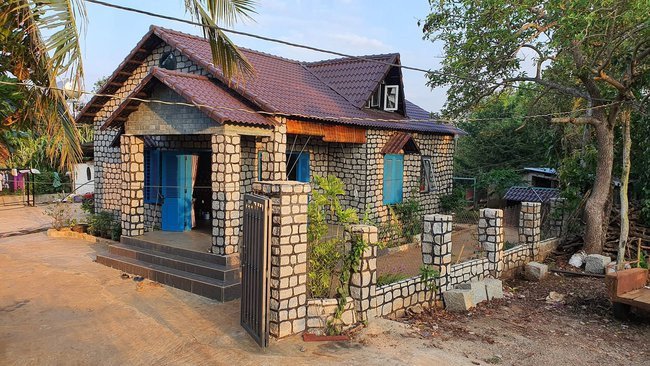 Chàng trai trẻ ấp ủ giấc mơ xây ngôi nhà đá sau chuyến đi