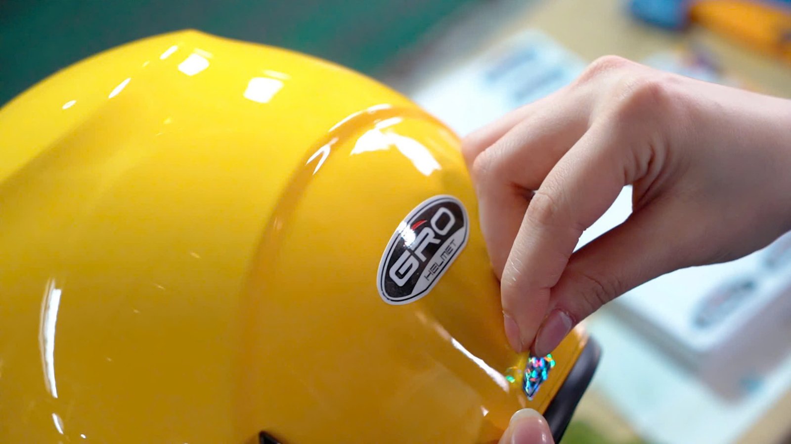 Chi tiết mũ bảo hiểm GRO Helmet với tem CR chống hàng giả, biểu tượng của sự tỉ mỉ và chất lượng