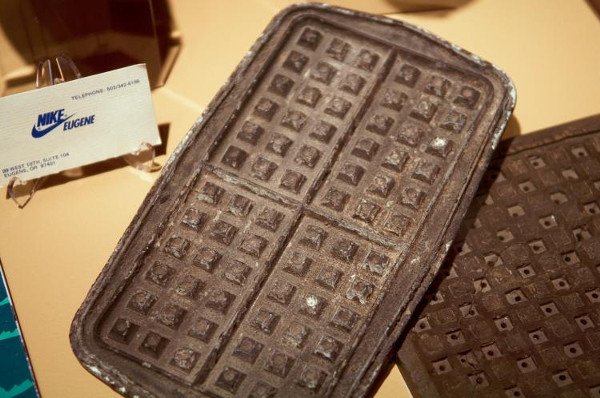 Chiếc chảo làm bánh quế đã truyền cảm hứng cho đế giày Nike Waffle Trainer