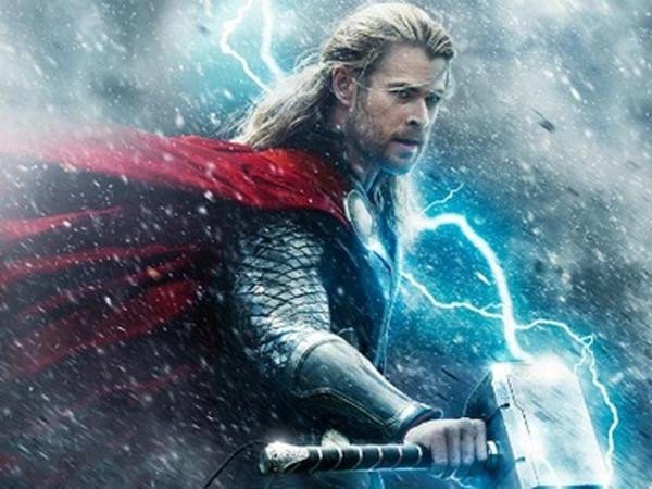 Chris Hemsworth trong vai Thần Sấm Thor với cây búa Mjolnir