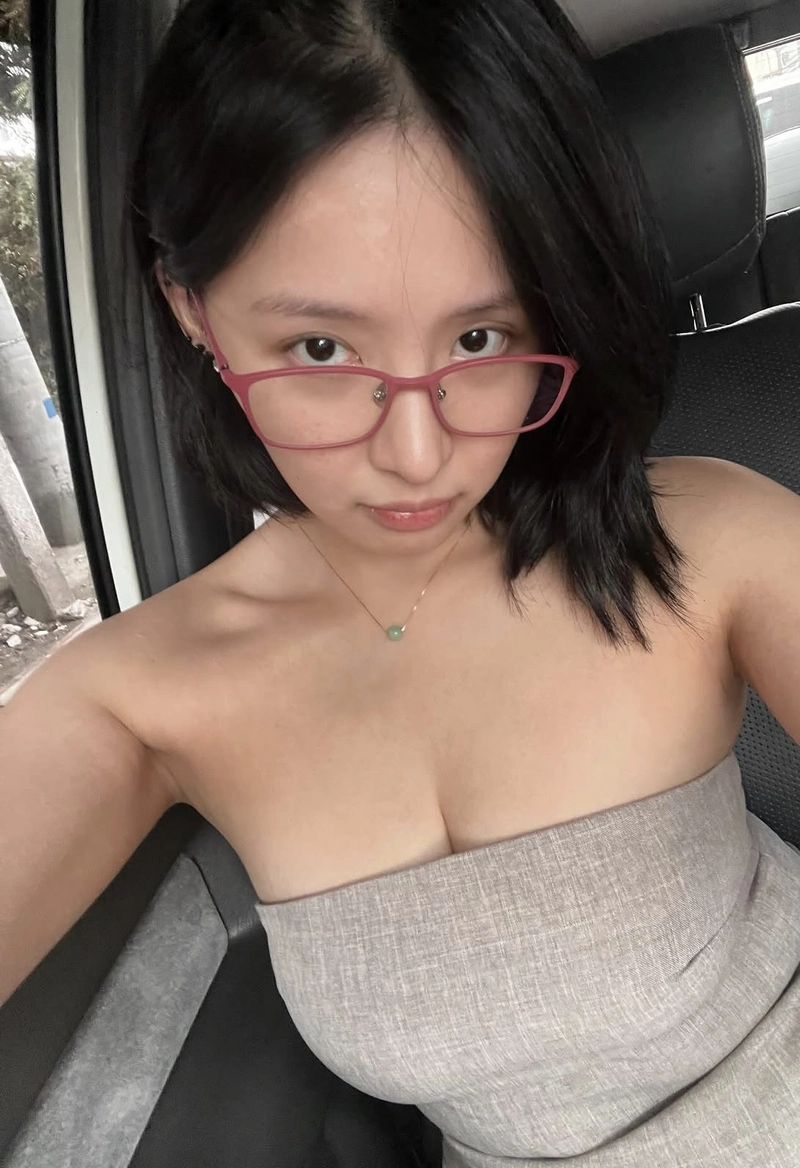 christine co bikini đeo kính dễ thương