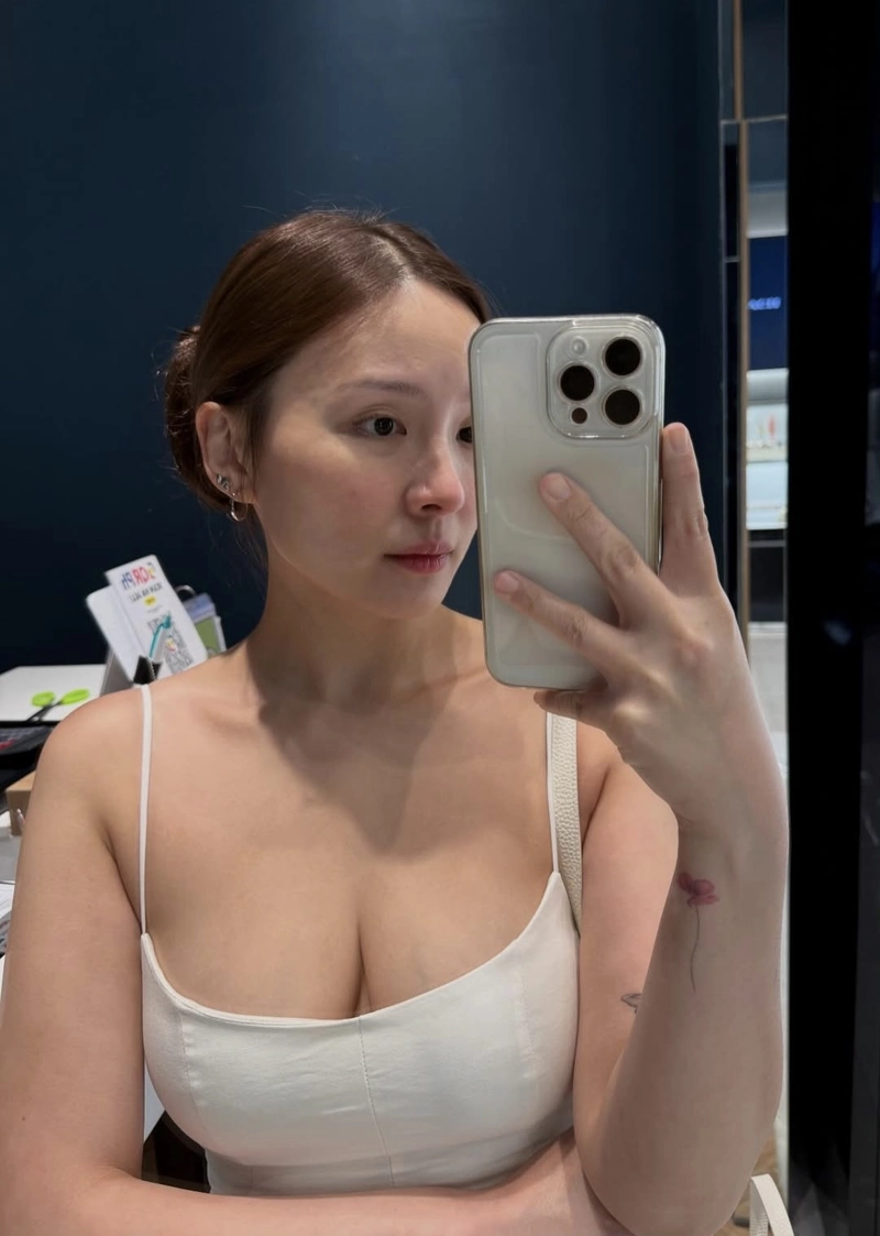 christine co bikini trắng chụp trước gương