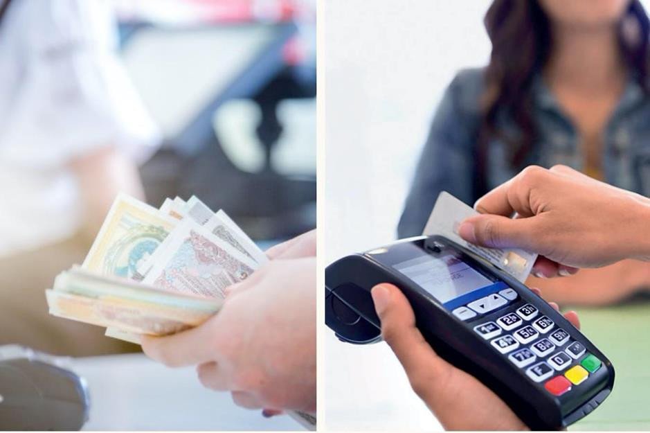 Chủ cửa hàng đang cân nhắc các phương thức thanh toán phù hợp trong kỷ nguyên số